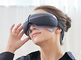 エアーマスクを着用している女性