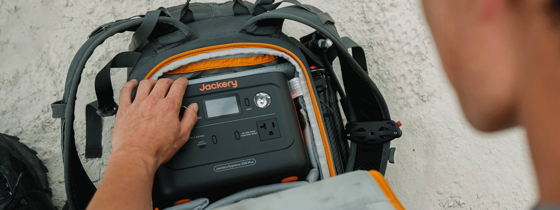 リュックに収納されたJackeryポータブル電源