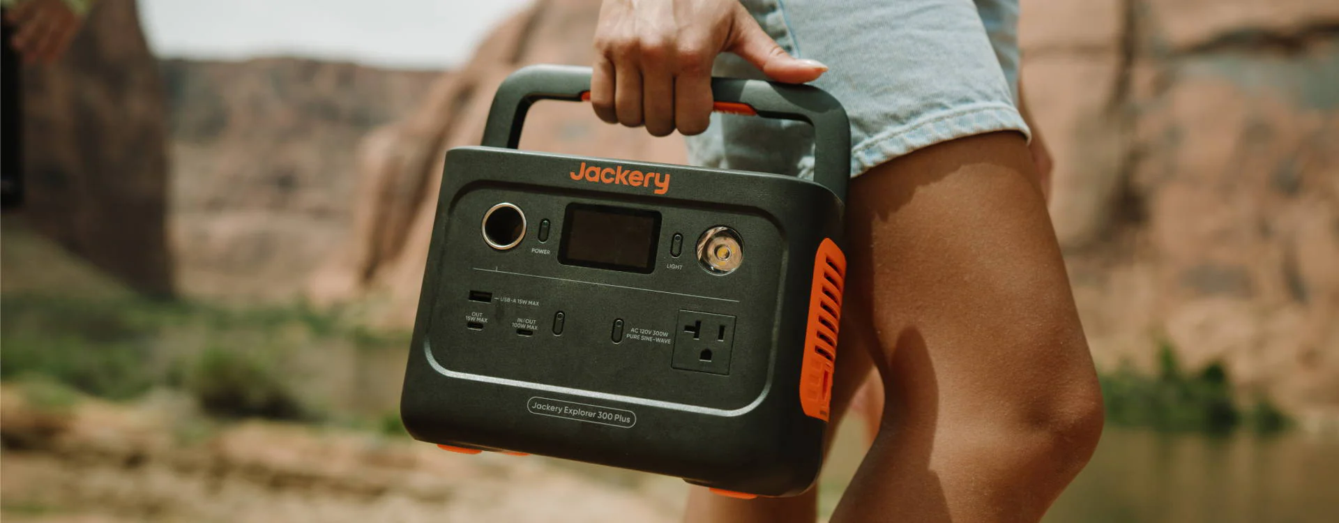 屋外でJackeryポータブル電源を持つ様子
