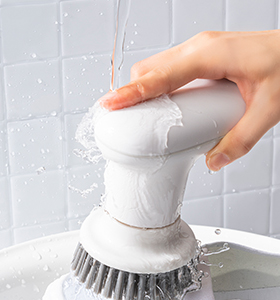 本体に水がかかっている様子